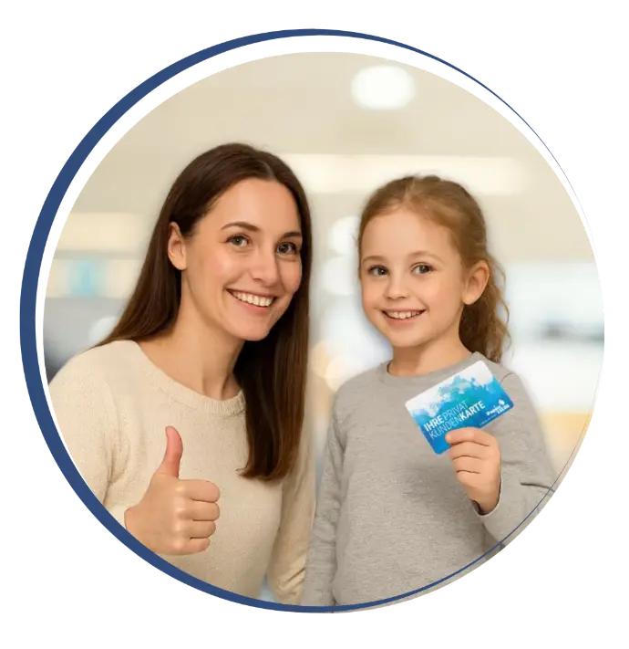 Frau mit Mädchen und Kundenkarte