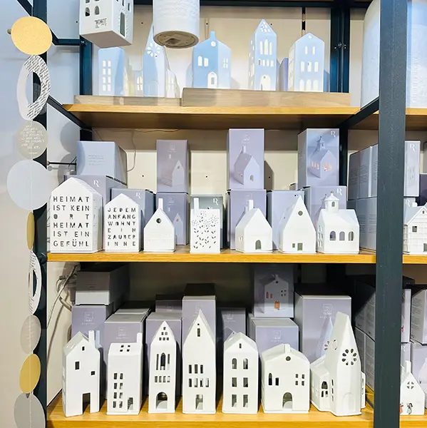 Präsentation Porzellan-Häuschen von Räder