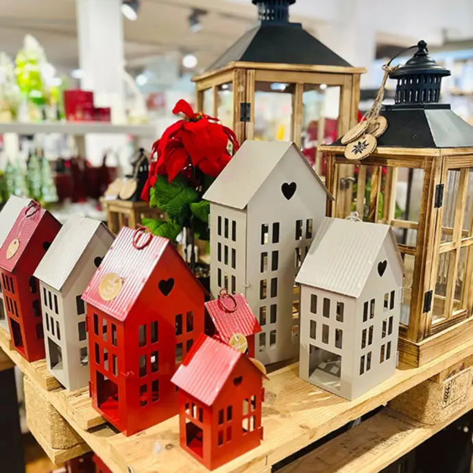 Präsentation mit Metallhäuschen und Laternen