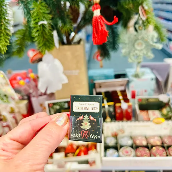 Mini-Buch, kleinere Produkte im Hintergrund