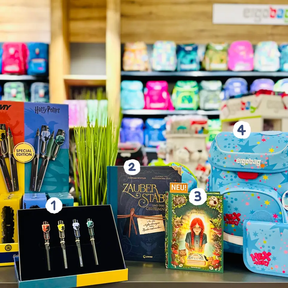 Präsentation von Füllern, zwei Büchern und eien Schultasche mit Federmäppchen