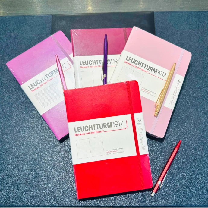 Notizbücher und Kugelschreiber