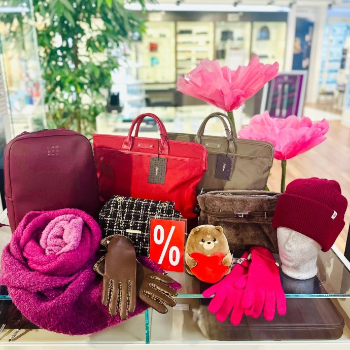 Zusammenstellung aus Taschen, Mützen, Handschuhen und Schals