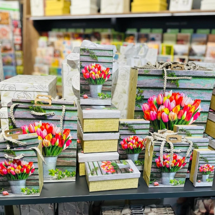 Boxen und Tüten mit Tulpenmotiv