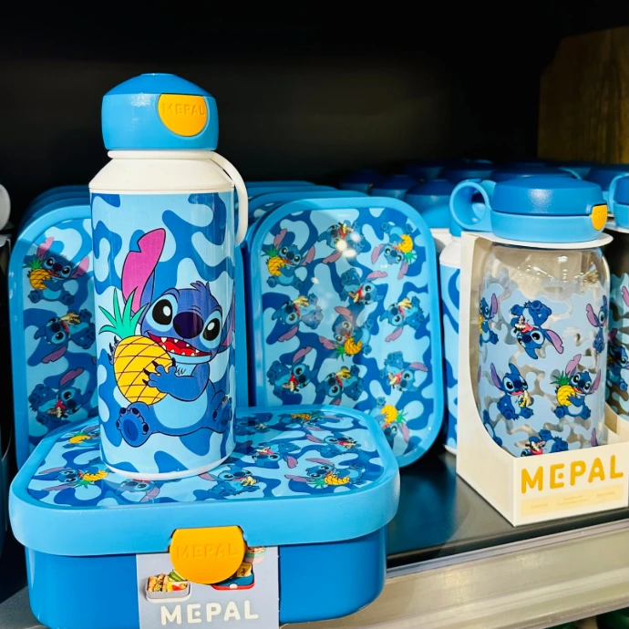 Flaschen und Brotboxen von Mepal mit Stich-Motiv