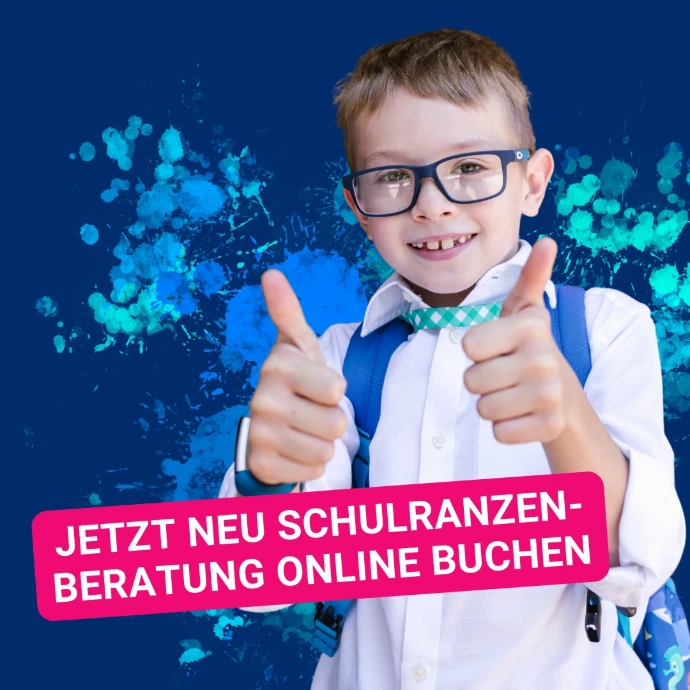 Schulranzenberatung jetzt online buchen Junge mit Schulranze und Brille zeigt beide Daumen hoch. Text:Jetzt neu Schulranzenberatung online buchen