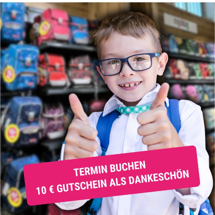 Junge hebt die Daumen Text: Schulranzenberatung buchen