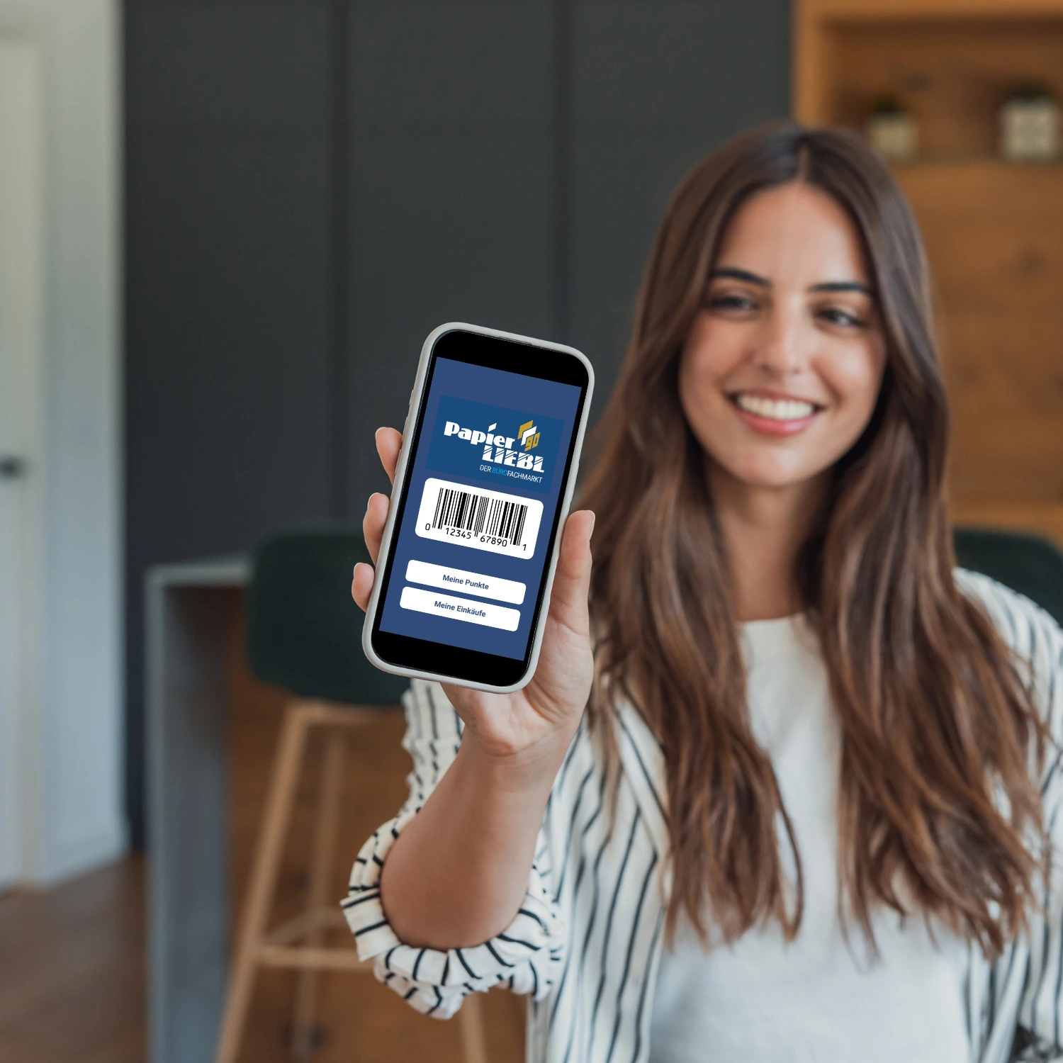 Frau mit Smartphone, zeigt die Papier LIEBL App